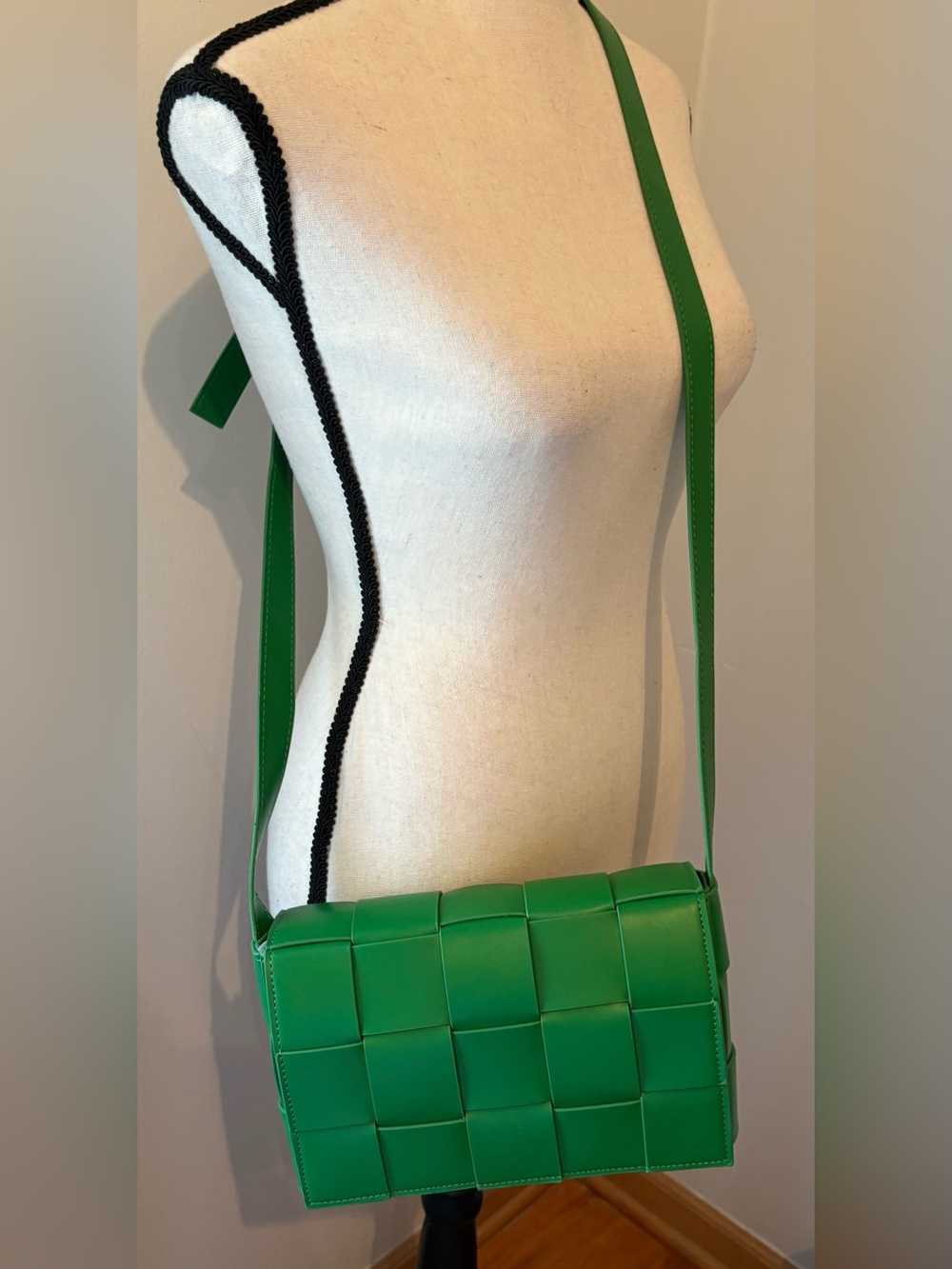 Green Woven Cassette Crossbody Bag Vegan New Condition - Picture 2 of 9